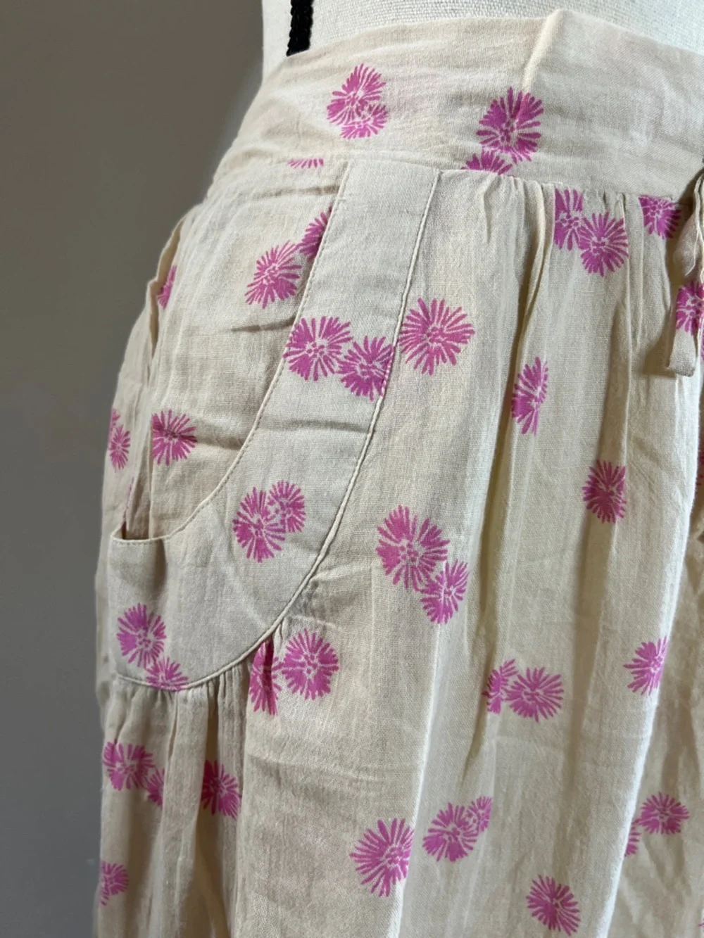 🧴🥯🎀👛Cream Midi Skirt with Pink Floral Print